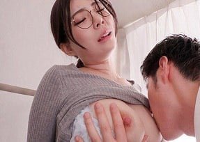 นักเรียนรักครูของเขา Rei Kamiki ในห้องส่วนตัวของเขา