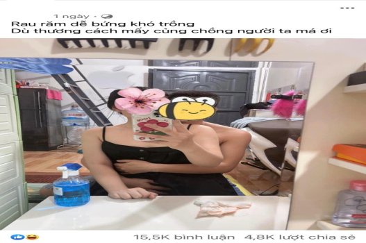 วางหีของเธอด้วยหน้าอกใหญ่ของเธอ