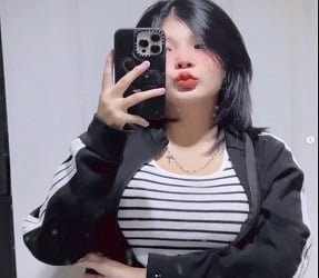 สาวสวยถ่ายเซลฟี่มีความสุขอย่างเปล่งประกาย