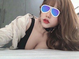 น้องชายบดขยี้ Kra น้องสาวของเขาและเลียหีของเขามาก