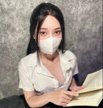 สาวสวยอาบแดดและบันทึกวิดีโอสำหรับคุณ