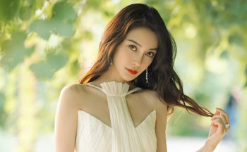 ผู้อำนวยการหญิงของ Young Pussy กำลังเดินทางไปทำธุรกิจ