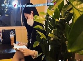 ผู้ชายที่มีหมายเลขมีความสุขกับหน้าอกใหญ่ของทั้งคู่ในเวลาเดียวกัน